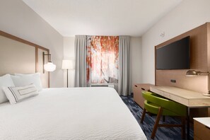 Camas con pillow-top, escritorio y tabla de planchar con plancha 