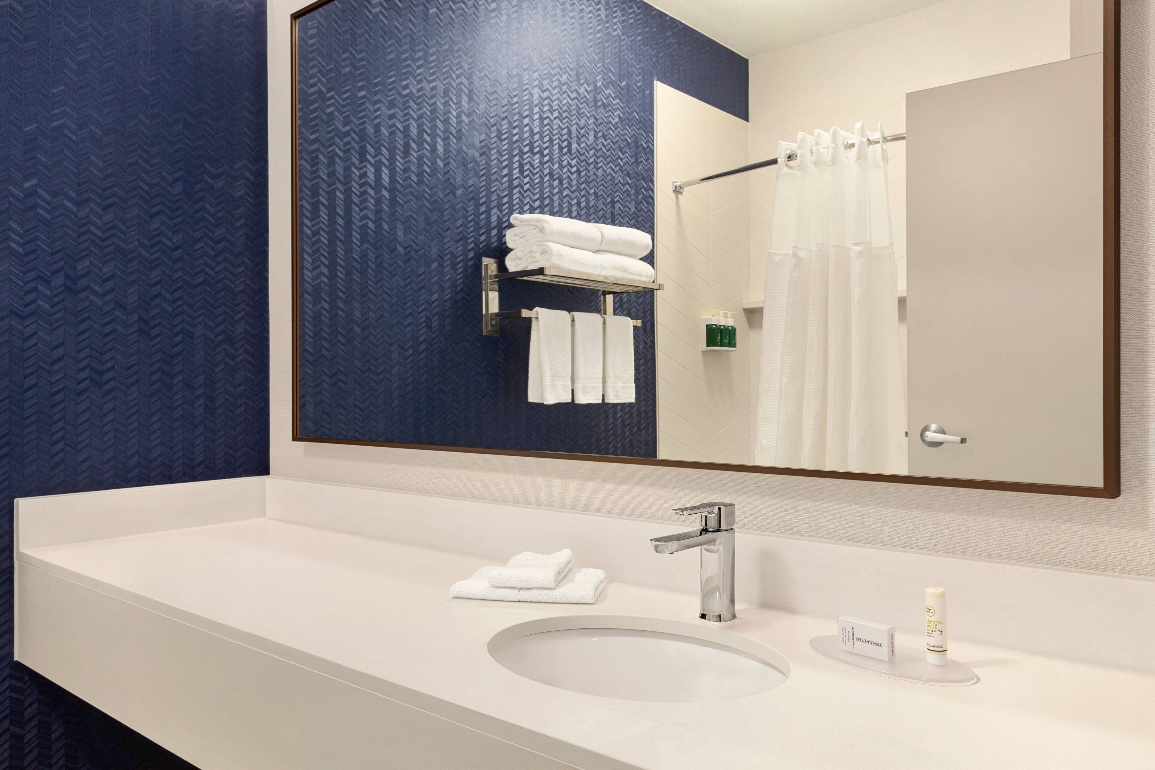 room, 1 king bed | bathroom | combined shower/bathtub, free toiletries, hair dryer, towels