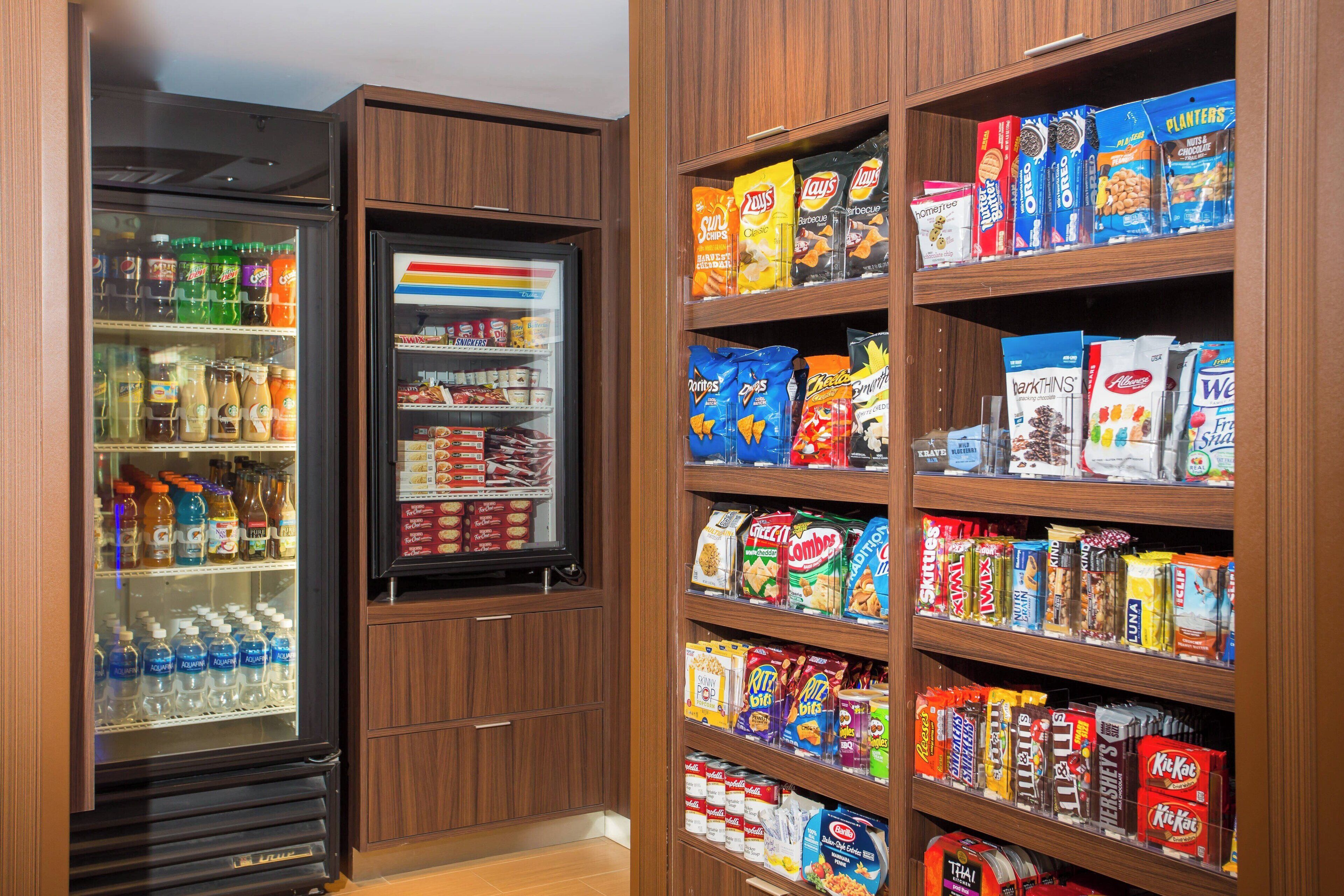 Zona de exhibición de aperitivos y bebidas, con diversas opciones de snacks y refrescos envasados.