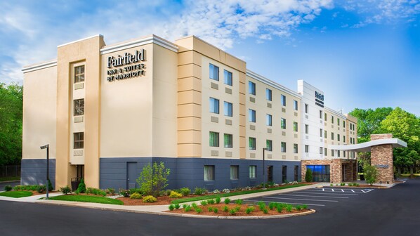 A Fairfield Inn & Suites by Marriott hotel with a modern design, featuring a large parking lot and landscaped gardens. - Fairfield by Marriott Inn & Suites Raynham Middleborough/Plymouth (Middleborough)