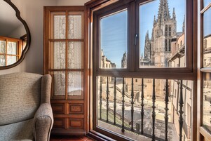 Habitación doble (matrimonial con vistas a la catedral) | Edredones de plumas, minibar, caja fuerte y escritorio