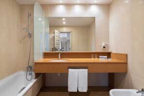 Double Room (matrimonial con vistas a la catedral) | Bathroom | Combined shower/tub, eco-friendly toiletries, hair dryer, towels - Crisol Mesón del Cid (Burgos)