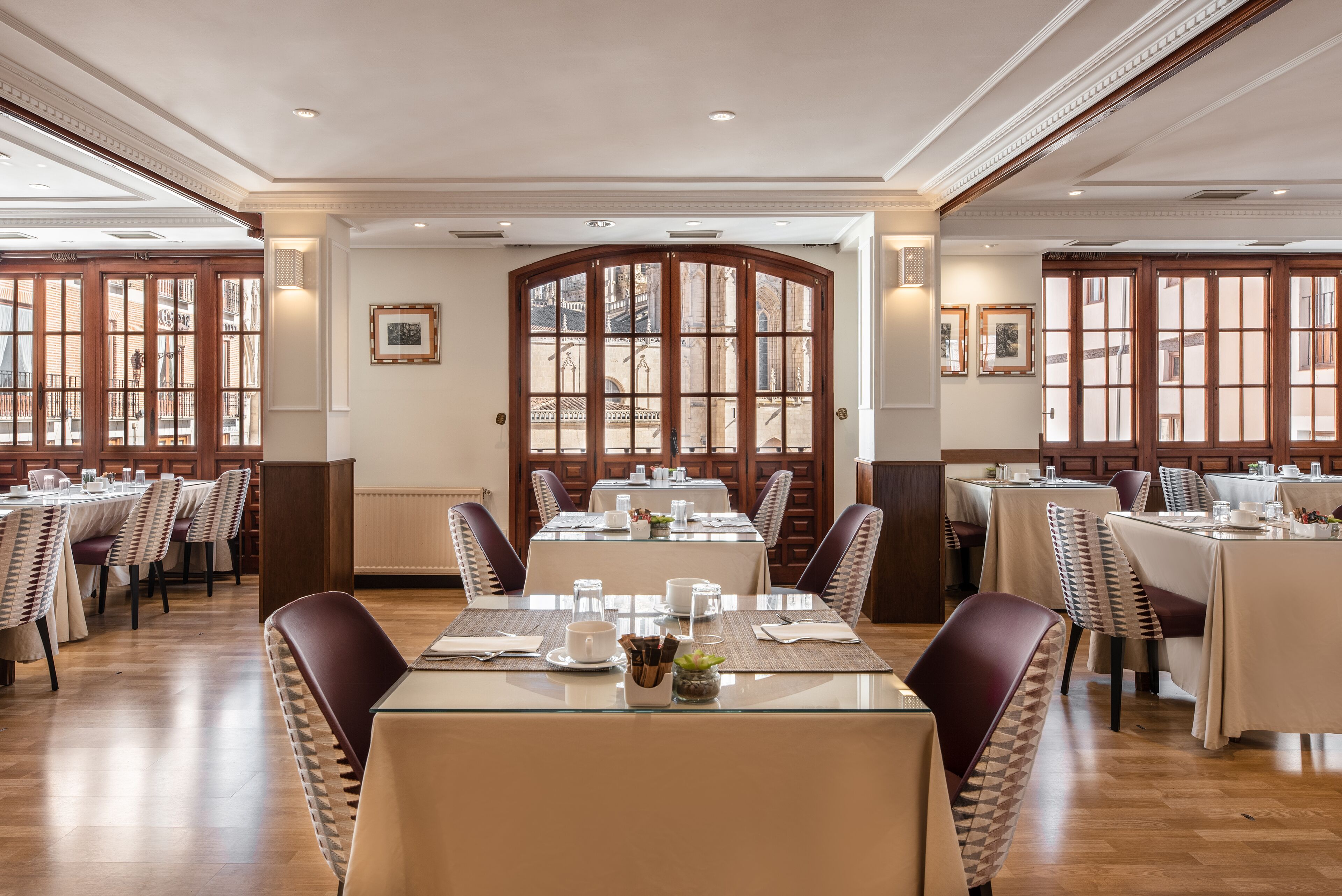 每日供应自助式早餐（每人 EUR 13）