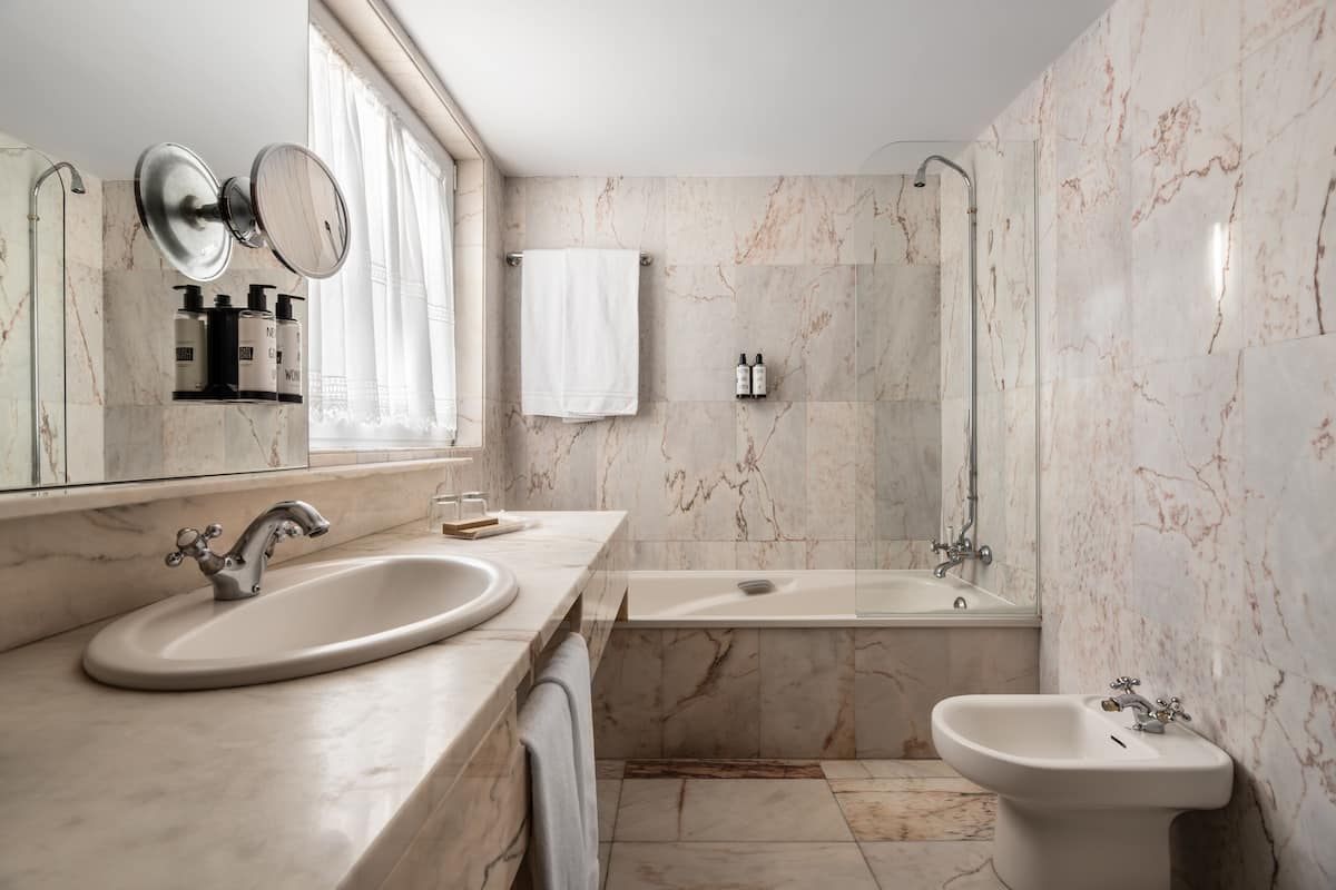 double room | bathroom | combined shower/bathtub, eco-friendly toiletries, hair dryer, towels