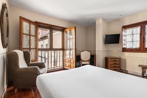 Habitación doble (matrimonial con vistas a la catedral) | Edredones de plumas, minibar, caja fuerte y escritorio