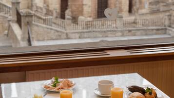 Desayuno buffet todos los días (con cargo)