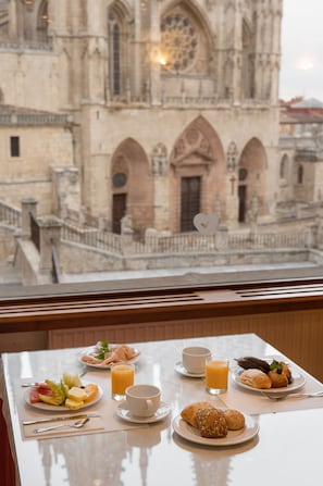 Desayuno buffet todos los días (con cargo) 