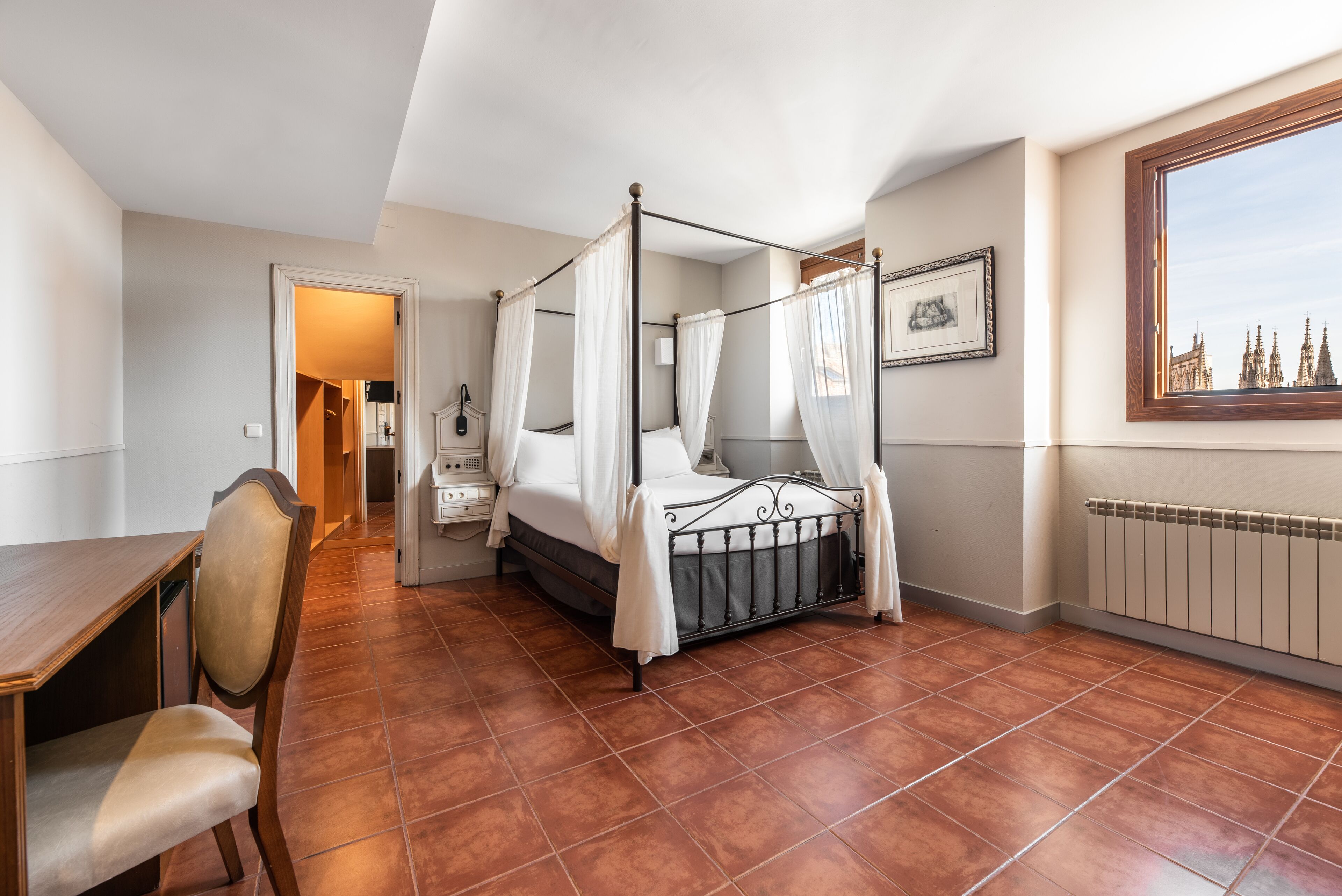 double room (matrimonial con vistas a la catedral) | down duvets, minibar, in-room safe, desk