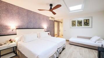 Quarto triplo conforto | Frigobar, cofres nos quartos, escrivaninha
