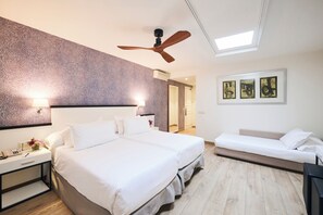 Comfort Triple Room | Minibar, in-room safe, desk, iron/ironing board - H10 Racó del Pi Boutique Hotel (Barcelona)