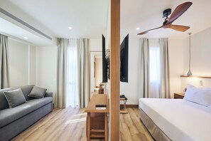 Minibar, caja de seguridad en la habitación y escritorio 