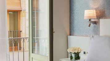 Triple | Minibar, in-room safe, iron/ironing board, free WiFi