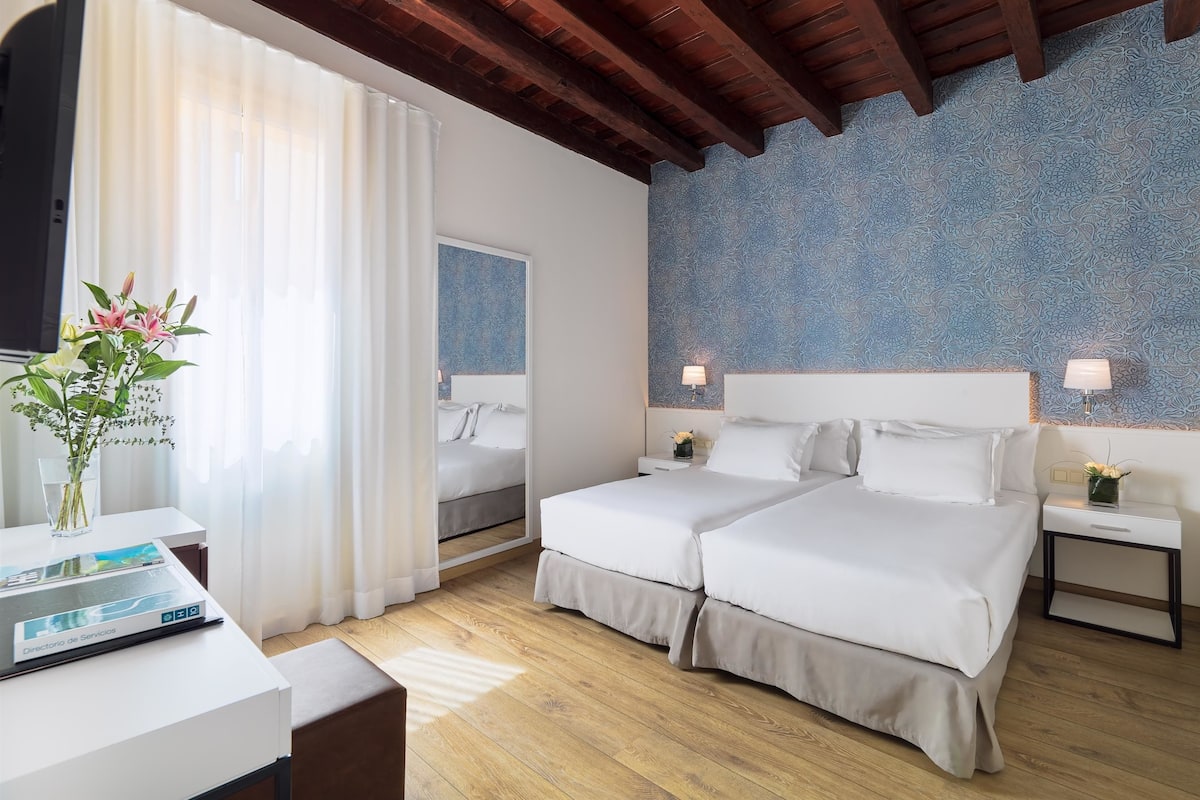 Minibar, in-room safe, iron/ironing board, free WiFi