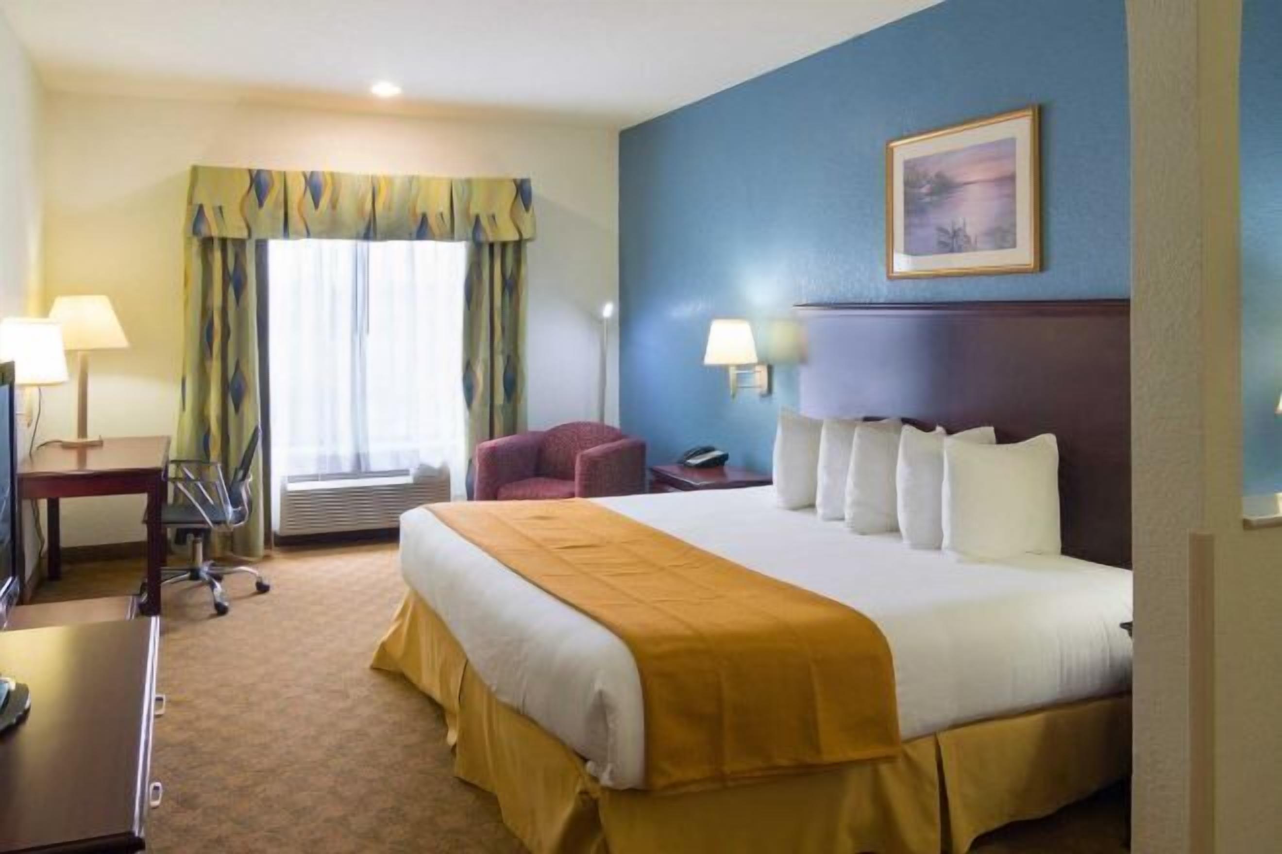 1 sovrum, individuell inredning, unika möbler och skrivbord