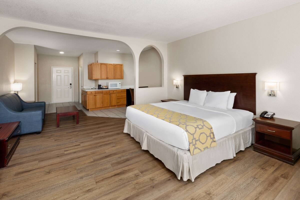 Suite, 1 cama de matrimonio grande, no fumadores | 1 dormitorio, escritorio, espacio para trabajar con un portátil