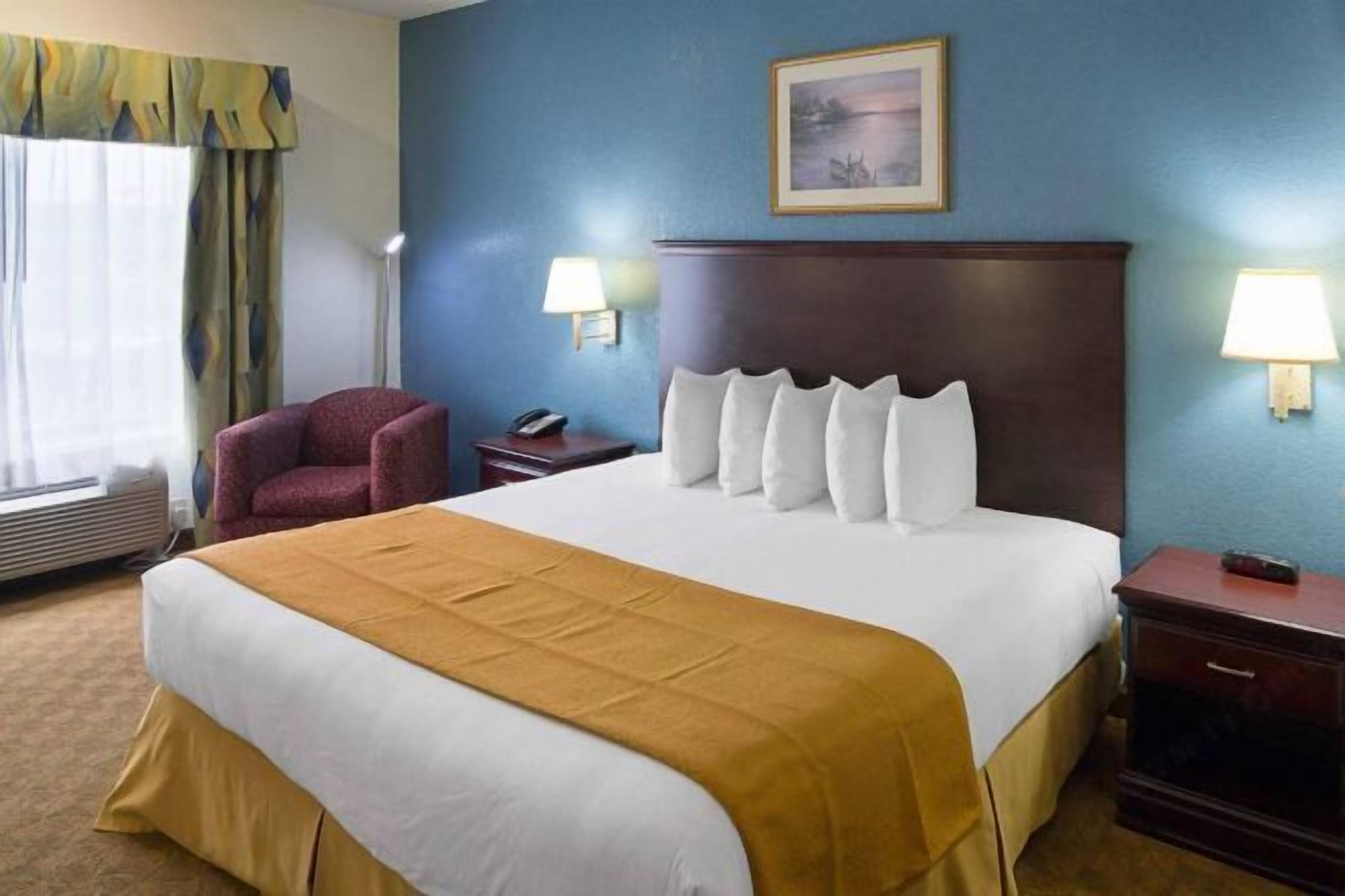 1 sovrum, individuell inredning, unika möbler och skrivbord