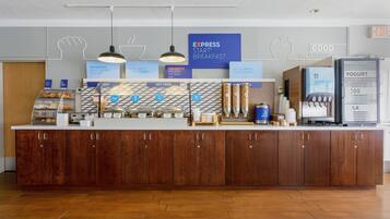 Una barra de desayuno con un letrero que dice "EXPRESS START BREADFAST" y un refrigerador con yogur, huevos y leche.