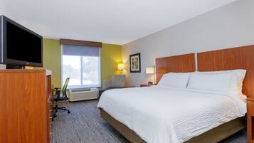 Escritorio, tabla de planchar con plancha, wifi gratis y ropa de cama