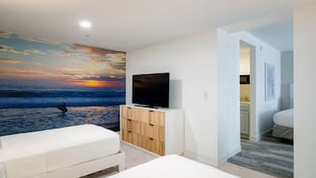Habitación familiar con 2 camas individuales (2 Queens, and 2 Twin Beds) | Caja fuerte y espacio para trabajar con un portátil
