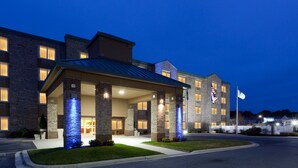 A hotel with a brick facade, a covered entrance, and a flag on the right. - Hotel Bethany Beach (Bethany Beach)