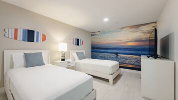 Habitación familiar con 2 camas individuales (2 Queens, and 2 Twin Beds) | Baño | Tina con regadera, amenidades de baño gratuitas, secadora de cabello