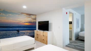 Caja de seguridad en la habitación y espacio para trabajar con laptop