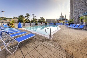 Una piscina al aire libre, tumbonas