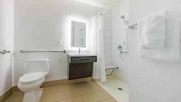 Un baño moderno con inodoro, lavabo y ducha.