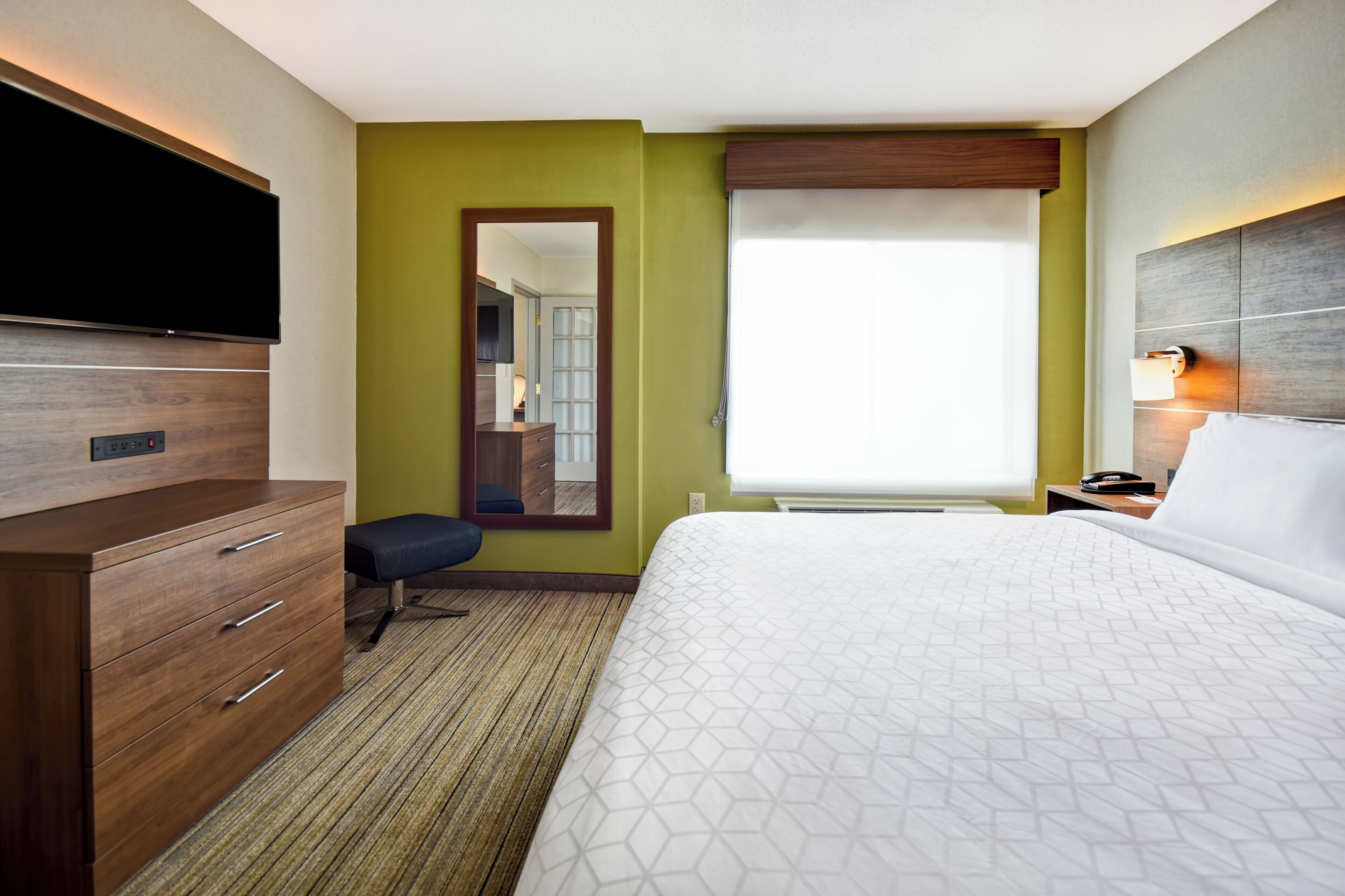 Premium bedding, in-room safe, desk, blackout curtains