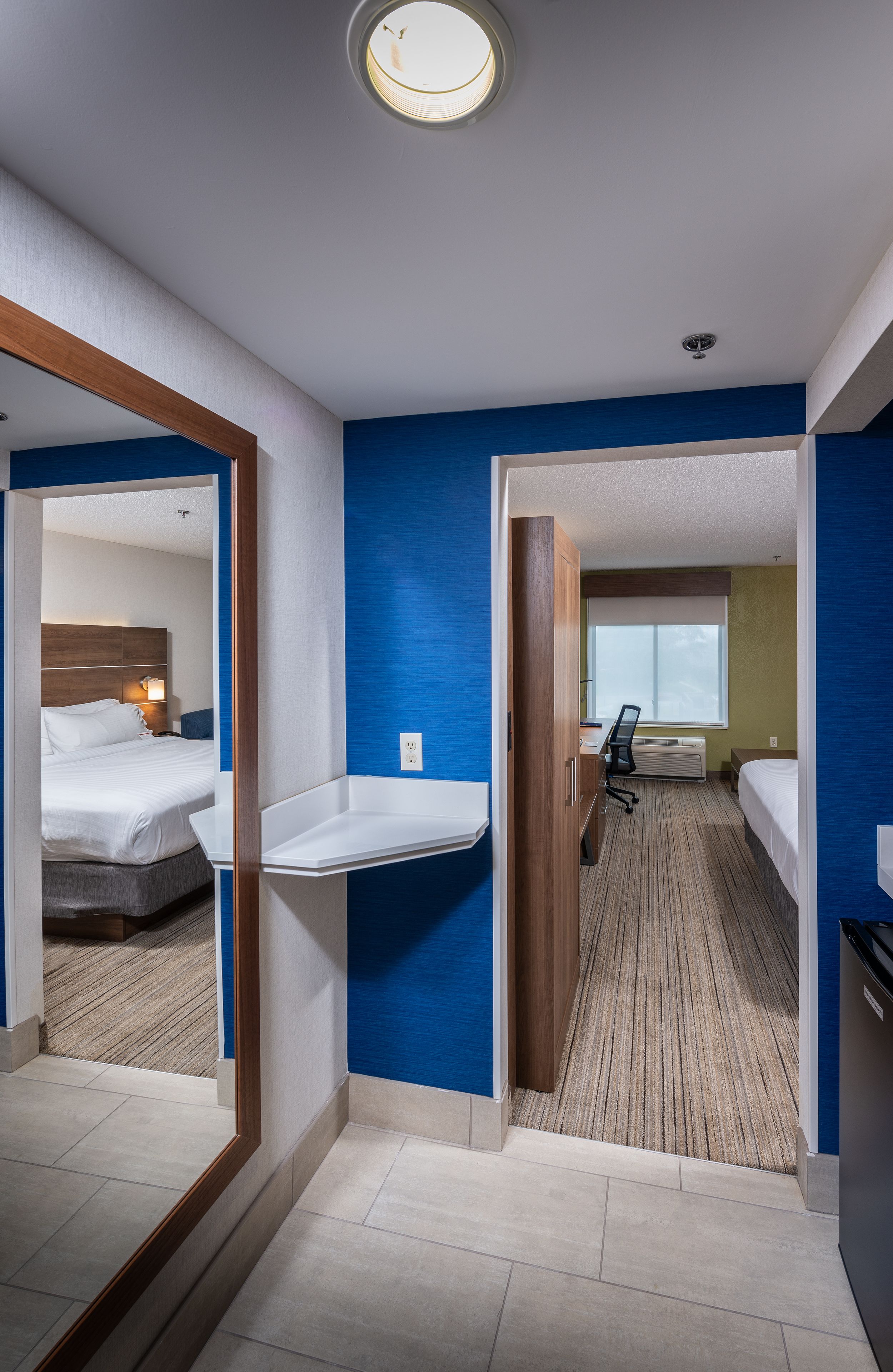 Ropa de cama de alta calidad, caja fuerte, escritorio y cortinas opacas