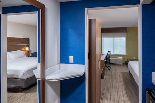 Premium bedding, in-room safe, desk, blackout drapes