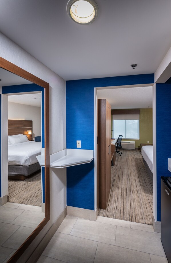 A hotel room with a bed, a desk, a chair, and a bathroom. - Holiday Inn Express Newport North - Middletown by IHG (Middletown)