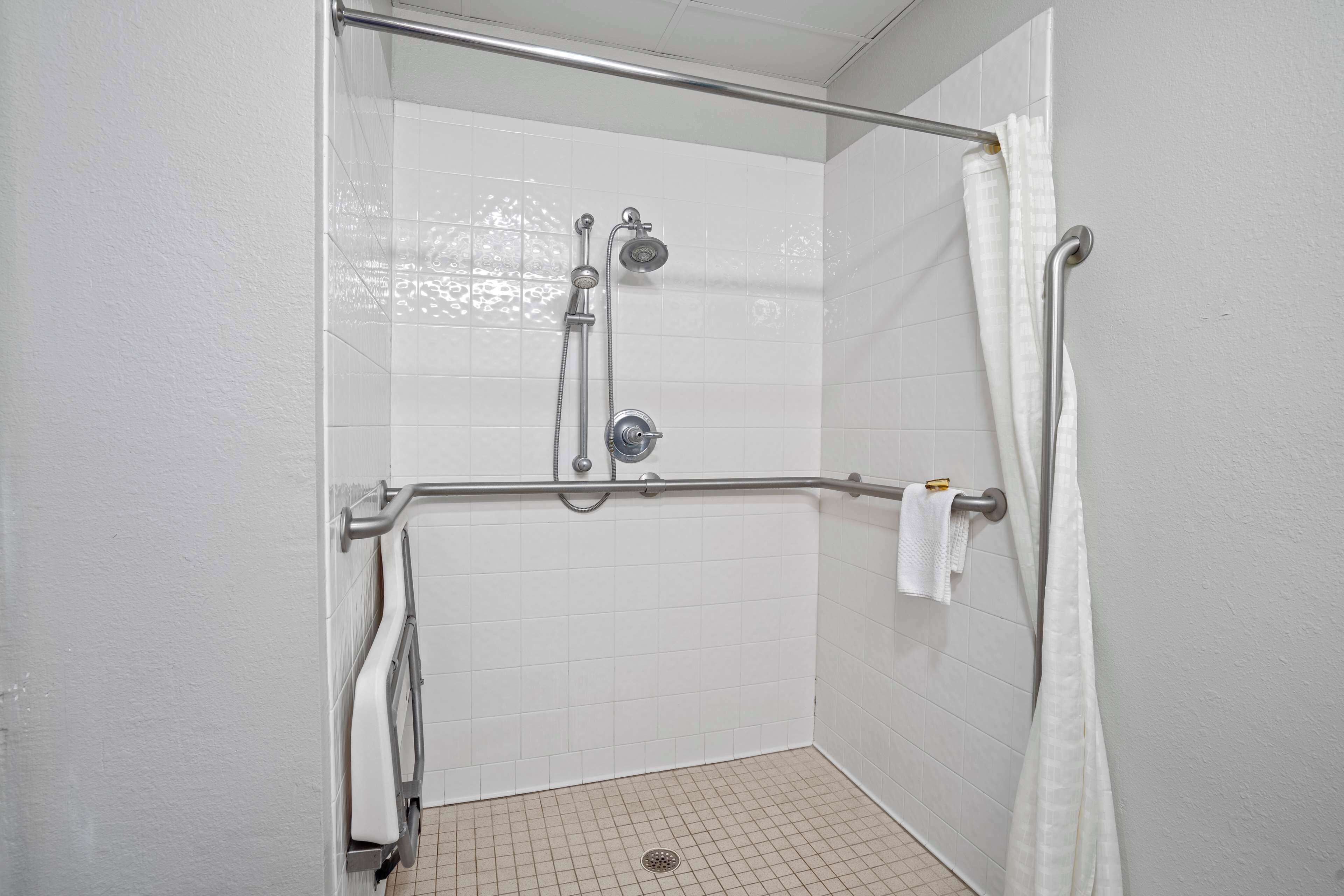 standard room, 1 king bed, accessible, non smoking | bathroom | combined shower/bathtub, hair dryer, towels