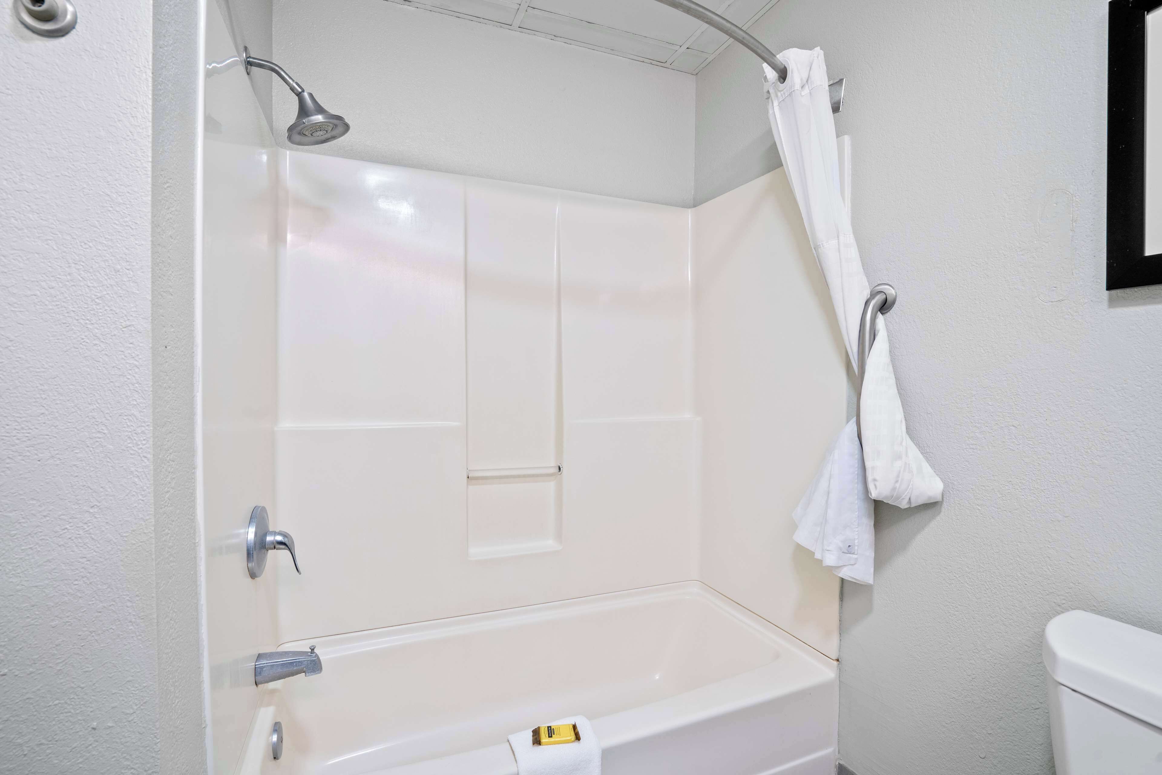 combined shower/bathtub, hair dryer, towels