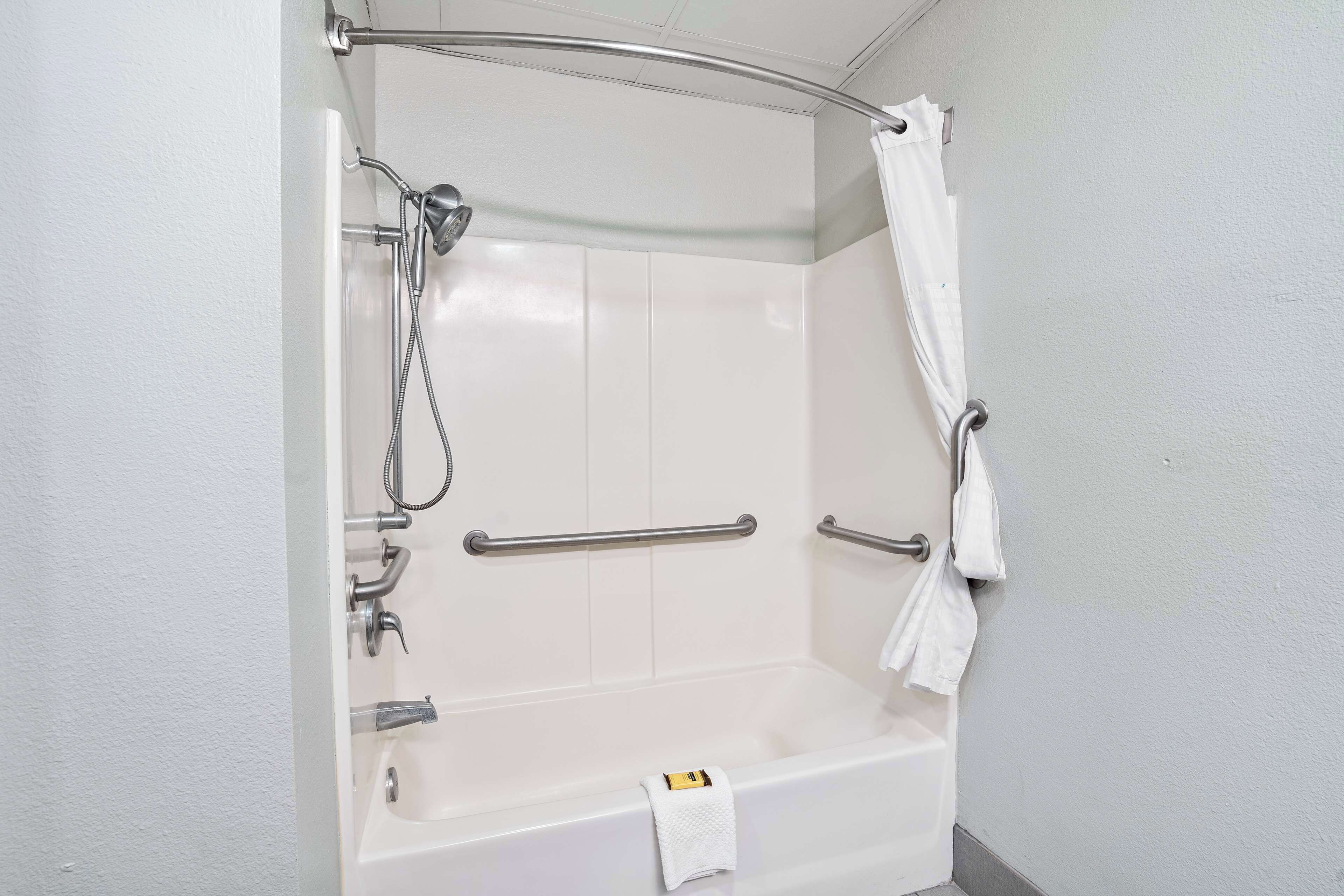 suite, 1 king bed, accessible, bathtub | bathroom | combined shower/bathtub, hair dryer, towels