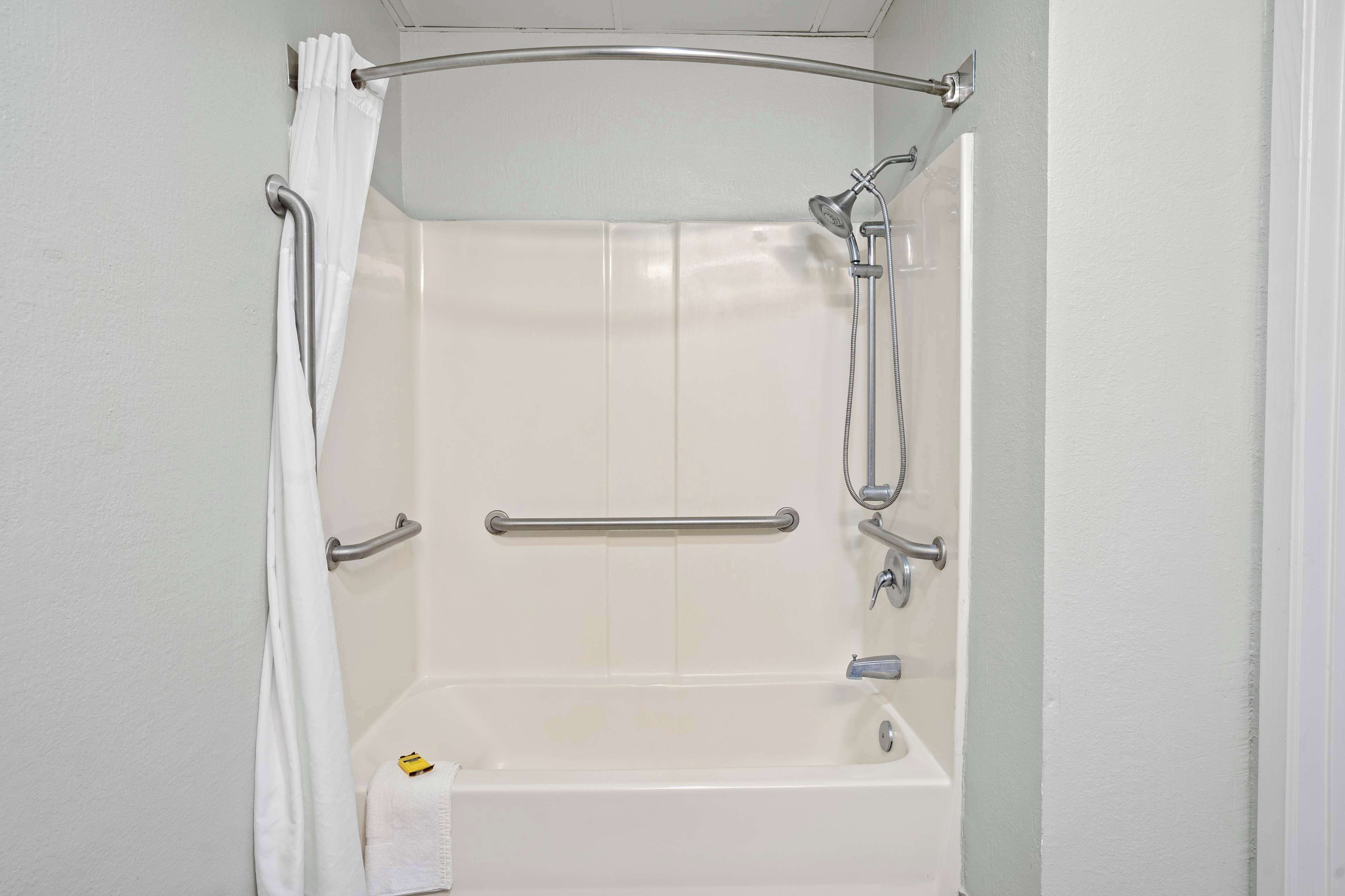 standard room, 1 king bed, accessible, bathtub | bathroom | combined shower/bathtub, hair dryer, towels