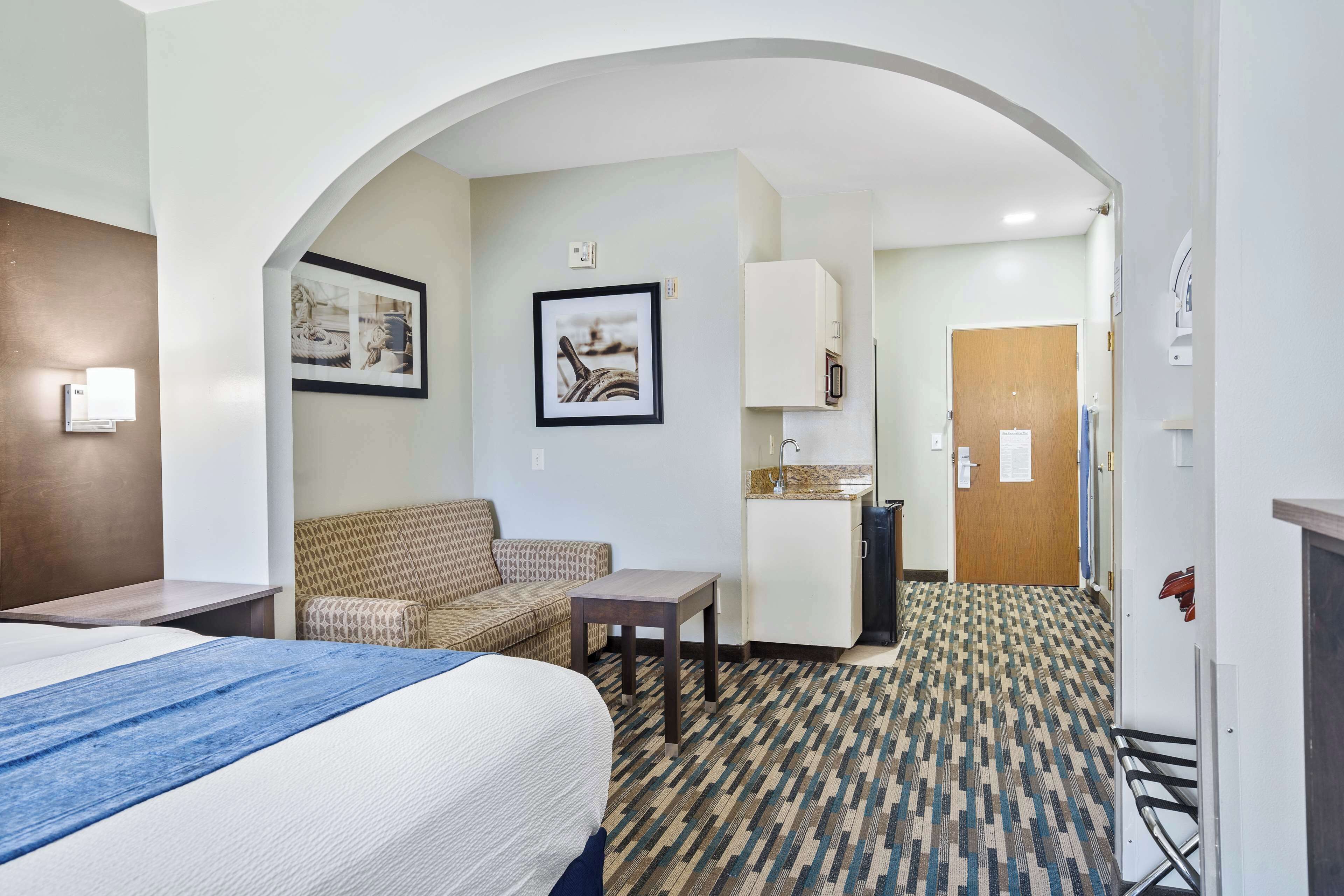 suite, 1 king bed, accessible, bathtub | desk, blackout curtains, iron/ironing board, free cots/infant beds