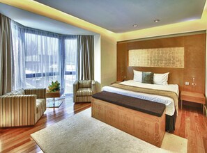 Deluxe Room | Peralatan tempat tidur premium, bar mini, peti besi dalam bilik, meja 