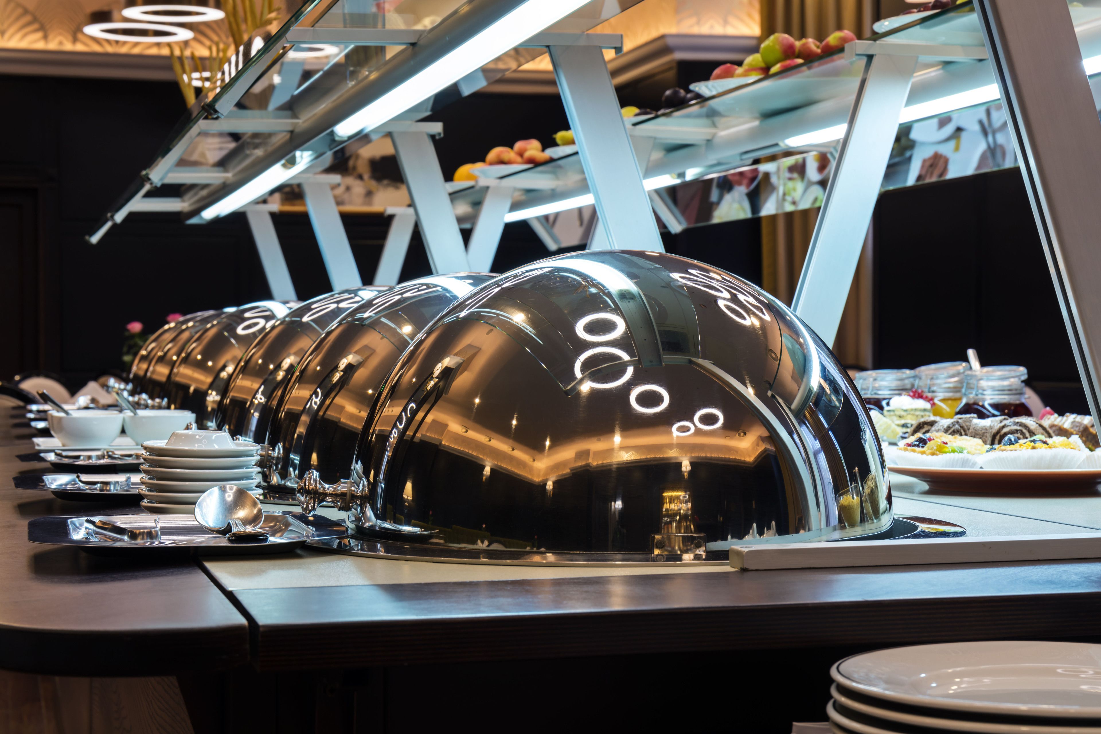 朝食 (ビュッフェ)、毎日提供 (1 名様 9500 KZT)