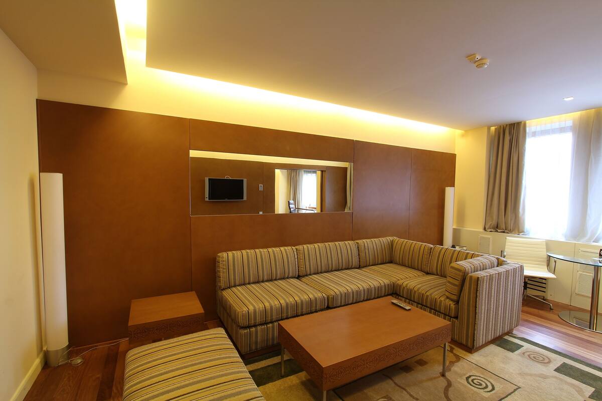 Executive Suite | Living area | LED TV, pay movies, heated floors