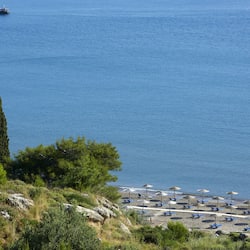 Sulla spiaggia, ombrelloni, teli da spiaggia, un bar sulla spiaggia