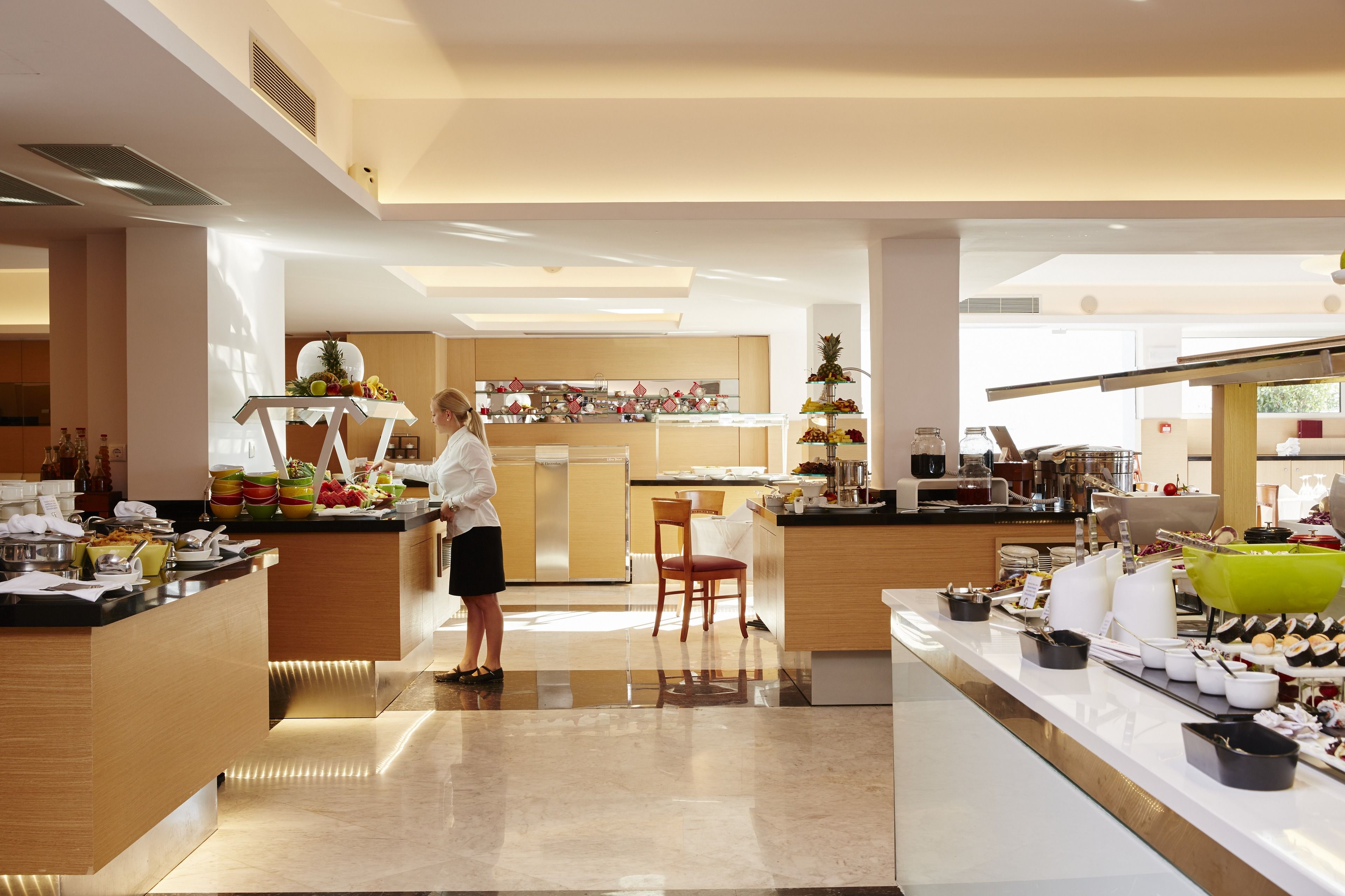 3 restaurants, breakfast served