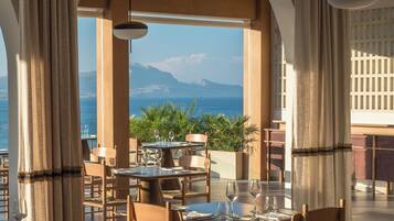 3 restaurants servant le petit déjeuner, le déjeuner et le dîner