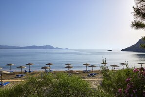 Am Strand, Sonnenschirme, Strandtücher, Strandbar