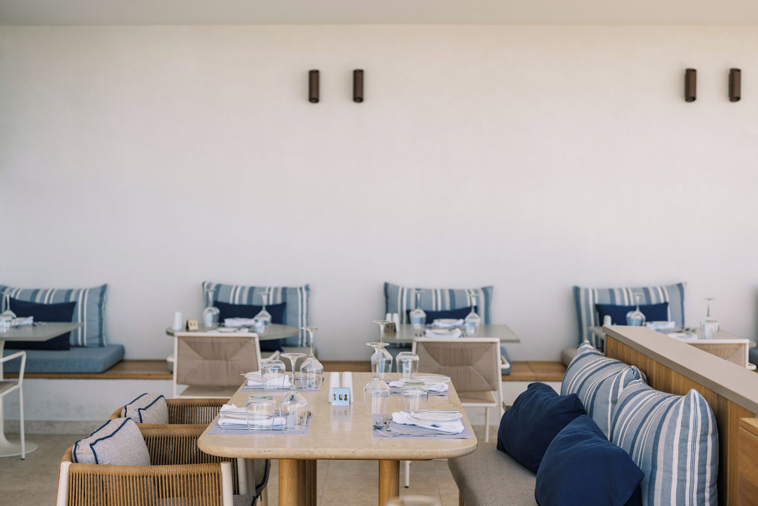 3 restaurants, breakfast served