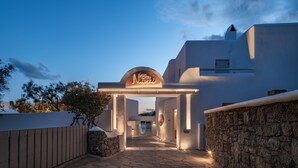 Un edificio moderno con fachada de piedra y cielo despejado.