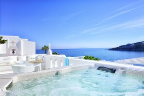 Nissaki VIP Suite with Indoor and Outdoor Hot Tub, Sea View | Tina de hidromasaje