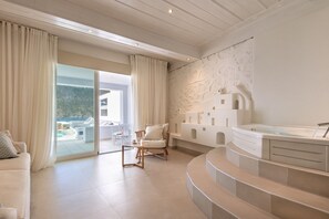 Myconian Grand Suite with Outdoor Sharing Pool, Sea View | منطقة المعيشة | تلفزيون بشاشة مسطحة بحجم 18-بوصة يعرض قنوات فضائية، تلفزيون