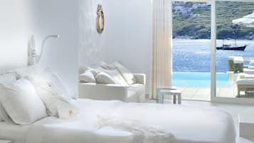 Myconian Grand Suite with Outdoor Sharing Pool, Sea View | Ropa de cama hipoalergénica, minibar, caja fuerte