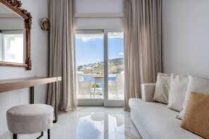 Sunshine Junior Suite, Sea View | Área de sala de estar | Televisión de pantalla plana de 18 pulgadas con canales vía satélite 